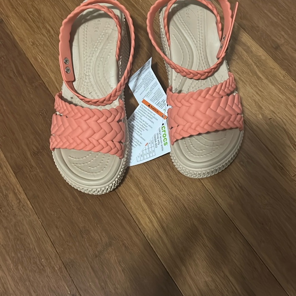 Coral NWT  women’s Croc sandals size 8 - Picture 6 of 7